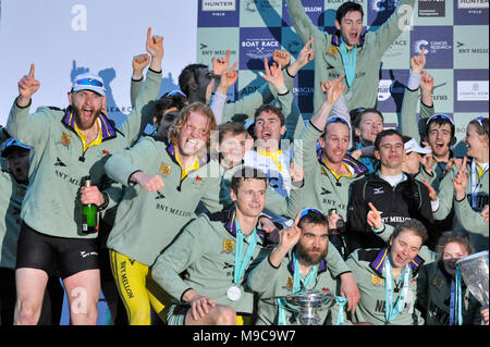 London, Frauen- und Reserve Team Rennen in der Oxford Cambridge Boat Race in London. 24 Mär, 2018. Cambridge feiert den Gewinn der Männer-, Frauen- und Reserve Team Rennen in der Oxford Cambridge Boat Race in London, Großbritannien am 24. März 2018. Die Yacht Race ist der jährliche Wettbewerb zwischen rudern Mannschaften von Universitäten von Oxford und Cambridge, die stattfindet, in der Nähe von Ostern jedes Jahr an der Themse im Südwesten Londons an einem 6,8 km Kurs. Credit: Stephen Chung/Xinhua/Alamy leben Nachrichten Stockfoto