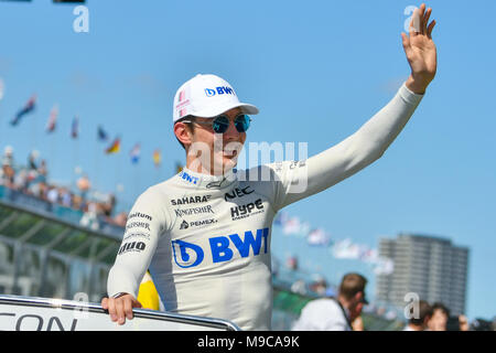 Albert Park, Melbourne, Australien. 25 Mär, 2018. Esteban Ocon (FRA) #31 aus der Sahara Force India F1 team Wellen der Menge, die bei der Parade der Fahrer an der 2018 australischen Formel 1 Grand Prix im Albert Park in Melbourne, Australien. Sydney Low/Cal Sport Media/Alamy leben Nachrichten Stockfoto