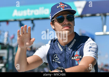 Albert Park, Melbourne, Australien. 25 Mär, 2018. Lance Spazieren (können) #18 aus dem Williams Martini Racing Team Wellen der Menge, die bei der Parade der Fahrer an der 2018 australischen Formel 1 Grand Prix im Albert Park in Melbourne, Australien. Sydney Low/Cal Sport Media/Alamy leben Nachrichten Stockfoto