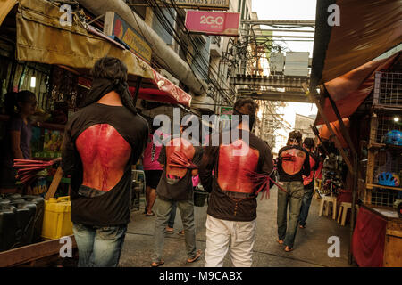 Eine religiöse Gruppe von Tondo, Manila führen Sie ein Ritual namens 'penitensya', wo Sie sich Peitsche mit Bambus, bis sie bluten. Stockfoto