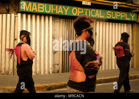 Eine religiöse Gruppe von Tondo, Manila führen Sie ein Ritual namens 'penitensya', wo Sie sich Peitsche mit Bambus, bis sie bluten. Stockfoto