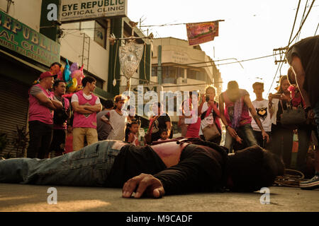 Eine religiöse Gruppe von Tondo, Manila führen Sie ein Ritual namens 'penitensya', wo Sie sich Peitsche mit Bambus, bis sie bluten. Stockfoto