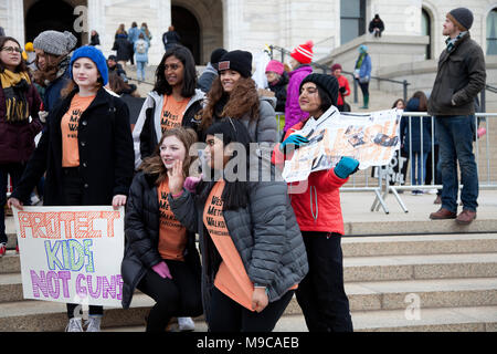 Gruppe Von multikultureller Frauen Studierende mit einem Schild "Kinder schützen nicht Guns' im 'March Für die Kundgebung an Landeshauptstadt protestierten Gun shootings Unser Leben' in den Schulen. St. Paul Minnesota MN USA Stockfoto