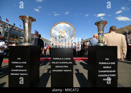 Albert Park, Melbourne, Australien. 25 Mär, 2018. Das Rennen Trophäen auf dem Raster vor Beginn der 2018 australischen Formel 1 Grand Prix im Albert Park, Melbourne, Australien angezeigt. Sydney Low/Cal Sport Media/Alamy leben Nachrichten Stockfoto