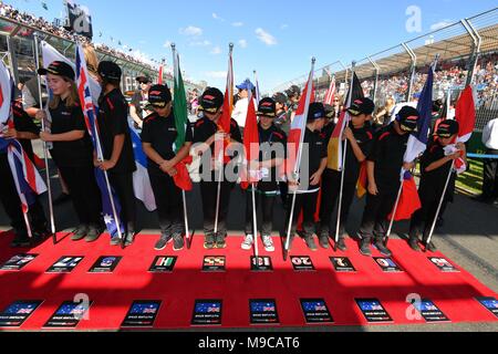 Albert Park, Melbourne, Australien. 25 Mär, 2018. Das Raster Kinder warten auf ihre Fahrer vor Beginn der 2018 australischen Formel 1 Grand Prix im Albert Park in Melbourne, Australien. Sydney Low/Cal Sport Media/Alamy leben Nachrichten Stockfoto