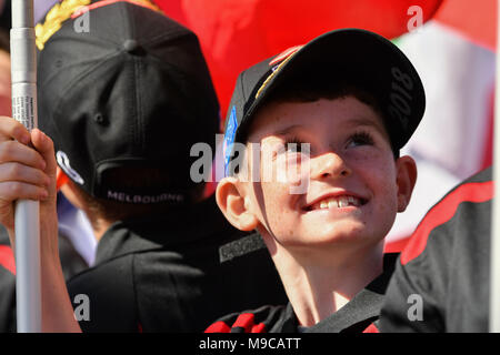 Albert Park, Melbourne, Australien. 25 Mär, 2018. Ein Raster Kind reagiert auf das Raster vor Beginn der 2018 australischen Formel 1 Grand Prix im Albert Park in Melbourne, Australien. Sydney Low/Cal Sport Media/Alamy leben Nachrichten Stockfoto