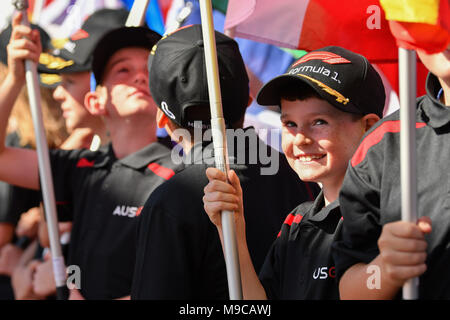 Albert Park, Melbourne, Australien. 25 Mär, 2018. Ein Raster Kind reagiert auf das Raster vor Beginn der 2018 australischen Formel 1 Grand Prix im Albert Park in Melbourne, Australien. Sydney Low/Cal Sport Media/Alamy leben Nachrichten Stockfoto