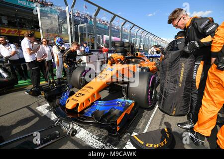 Albert Park, Melbourne, Australien. 25 Mär, 2018. Das Auto von Fernando Alonso (ESP) # 14 von der McLaren F1 Team auf dem Gitter vor dem Beginn der 2018 australischen Formel 1 Grand Prix im Albert Park in Melbourne, Australien. Sydney Low/Cal Sport Media/Alamy leben Nachrichten Stockfoto