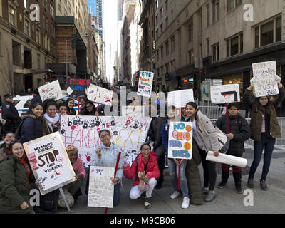 New York City, USA. 24.. März 2018. Die Lehrerin für Sozialwissenschaften und ihre Klasse nehmen an der Demonstration unseres Lebens im März Teil. Tausende von Demonstranten versammeln sich und marschieren gegen Waffengewalt und zur Unterstützung strengerer Waffengesetze in New York City, USA. Quelle: Ethel Wolvovitz/Alamy Live News Stockfoto