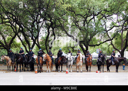 Houston, USA. 24 Mär, 2018. Polizisten halten um auf der Website von a Gun Control Rallye in Houston, USA, am 24. März 2018. Hunderttausende von Menschen auf den Straßen in der Innenstadt von Houston im US-Bundesstaat Texas im Süden am Samstag für die 'March für Waffenbesitz Rallye unser Leben', fordert das Ende der Waffengewalt und Masse Schießereien in Schulen. Credit: Zhong Jia/Xinhua/Alamy leben Nachrichten Stockfoto