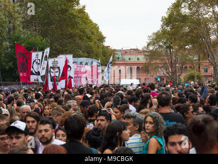 Buenos Aires, Argentinien, am 24. März 2018. Hunderttausende Gedenken der "nationalen Gedenktag für Wahrheit und Gerechtigkeit" an der Plaza de Mayo - Kreditkarten: Nicholas Tinelli/Alamy leben Nachrichten Stockfoto