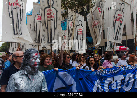 Buenos Aires, Argentinien, am 24. März 2018. Hunderttausende Gedenken der "nationalen Gedenktag für Wahrheit und Gerechtigkeit" an der Avenida de Mayo - Kreditkarten: Nicholas Tinelli/Alamy leben Nachrichten Stockfoto