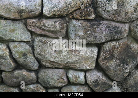 Steinmauer für Hintergrund oder Felsen raue Textur Stockfoto