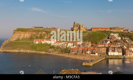 Whitby, North Yorkshire, England, Großbritannien - 08.Mai 2016: Blick über die Skyline von Whitby, von der Esplanade Crescent gesehen Stockfoto