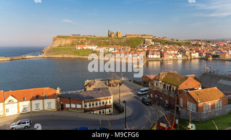 Whitby, North Yorkshire, England, Großbritannien - 08.Mai 2016: Blick über die Skyline von Whitby, von der Esplanade Crescent gesehen Stockfoto