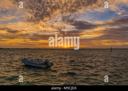 Am frühen Morgen Bahamian sunrise mit wunderschönen bunten hoher Kontrast Himmel mit bunten Wolken Stockfoto