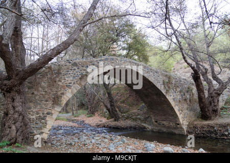 Zypern, der mittelalterlichen Kelefos Brücke. Die berühmtesten noch mittelalterliche Brücken. Stockfoto