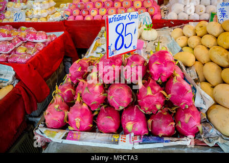 Red tropische Früchte am Lebensmittelmarkt, Thailand Stockfoto