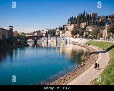 Biegung des Flusses Etsch, dass Kreuze Verona und der Blick auf die Steinerne Brücke und San Pietro. Stockfoto