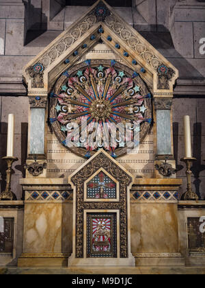 Montmartre, Paris - Januar 5, 2018: Wohnung mit goldenen Engel in der Kirche der Heiligen Herzen von Montmartre, Paris. Stockfoto