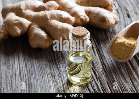 Eine Flasche Ingwer ätherisches Öl mit Ingwer und gemahlener Ingwer Stockfoto