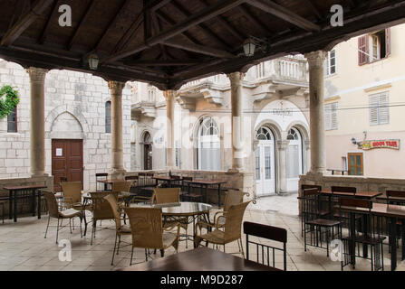 Insel Rab, Kroatien - 10. August 2015: Alte Holz und Stein Veranda in einem Quadrat der antiken Stadt Rab auf der kroatischen Insel gleichen Namens. Stockfoto