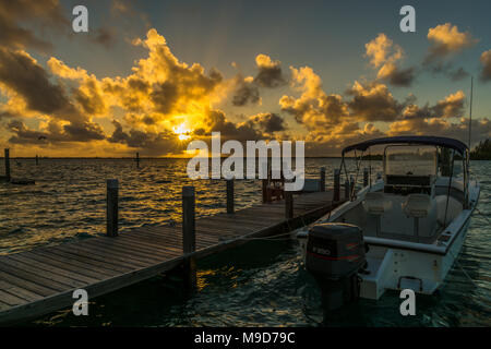 Am frühen Morgen Bahamian sunrise mit wunderschönen bunten hoher Kontrast Himmel mit bunten Wolken Stockfoto