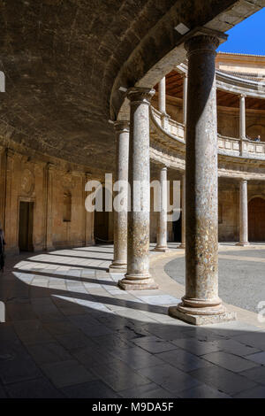 Runden Innenhof im Palast von Karl V (Palacio de Carlos V-La Alhambra). Stockfoto