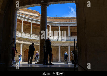 Runden Innenhof im Palast von Karl V (Palacio de Carlos V-La Alhambra). Stockfoto