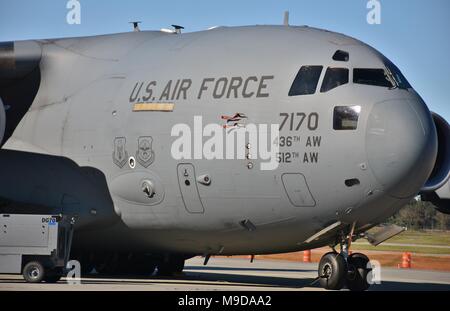 Ein US Air Force C-17 Globemaster III cargo Ebene auf der Moody Air Force Base. Dieser C-17 gehört zur 436Th Airlift Wing von Dover Air Force Base Stockfoto