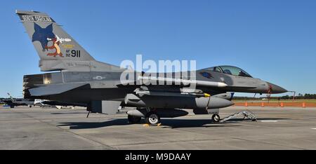 Eine Luftwaffe Viper-F-16 Fighting Falcon auf einer Start- und Landebahn am Moody AFB. Der Baustein 52 F-16C/D gehört zu den South Carolina Air National Guard 169th FW Stockfoto