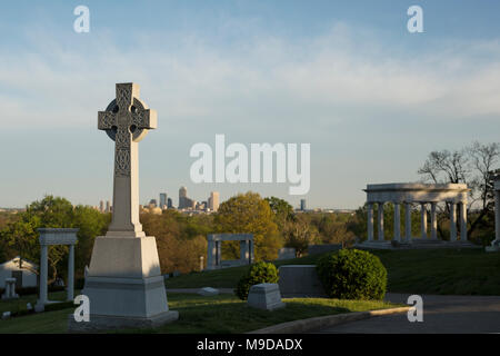 Crown Hill Cemetery ist der höchste Punkt in Indianapolis, Indiana, USA, mit Blick auf die Skyline und der Innenstadt. Stockfoto