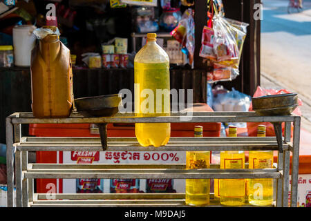 Flaschen mit Benzin zum Verkauf an einer Straße gefüllt - Seite Marktstand Motorroller zu Kraftstoff, Siem Reap, Kambodscha Stockfoto