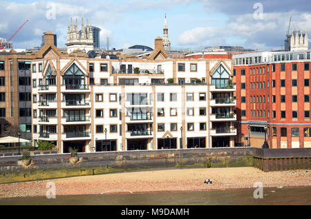 London, UK, 23. März 2018 Thames Strand bei Ebbe. Stockfoto