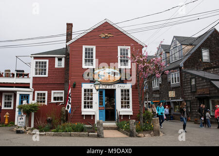 Die Geschäfte der Bärenfellmütze Hals in Rockport, Massachusetts, im Frühling. Stockfoto