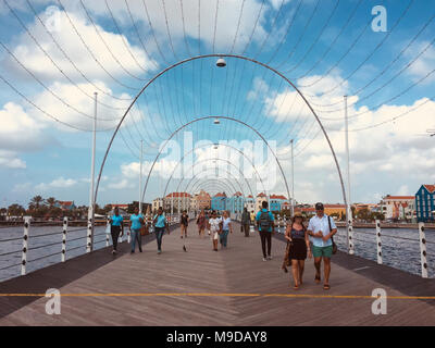 Curacao, Karibik - Februar 2018: die Menschen über die schwimmende Brücke walkin (Königin Emma Bridge) in Willemstad auf Curacao Island Stockfoto