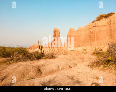 Felsen und Berge in der Wüste Landschaft mit klaren blauen Himmel, Kolumbien Stockfoto