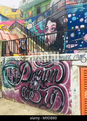 Medellin, Kolumbien - Februar 2018: Graffiti Wandmalereien in den Straßen von Comuna 13 in Medellin, Kolumbien. Stockfoto
