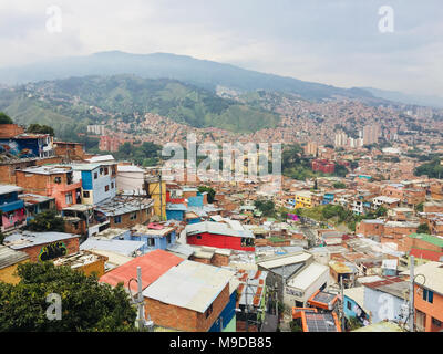 Medellin, Kolumbien - Februar 2018: Skyline von Medellin und Comuna 13, Medellin, Kolumbien. Stockfoto
