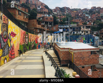 Medellin, Kolumbien - Februar 2018: Graffiti Wandmalereien in der bunten Straßen der Comuna 13 in Medellin, Kolumbien. Stockfoto