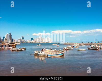 Alte Fischerboote und moderne Wolkenkratzer Skyline, Panama City - Stockfoto