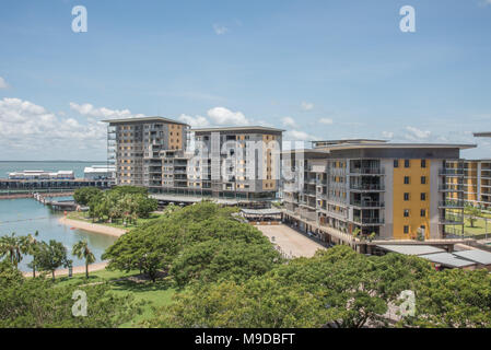 Darwin, Northern Territory, Australia-March 18,2018: Erhöhte Blick über die modernen Waterfront Apartments mit Blick auf die Lagune und die Grünanlagen in Darwin, Australien Stockfoto