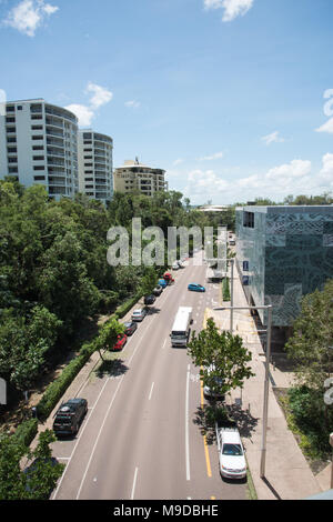 Darwin, Northern Territory, Australia-March 18,2018: Erhöhte Blick über Kitchener Drive mit Wohn- Architektur und Verkehr in Darwin, Australien Stockfoto