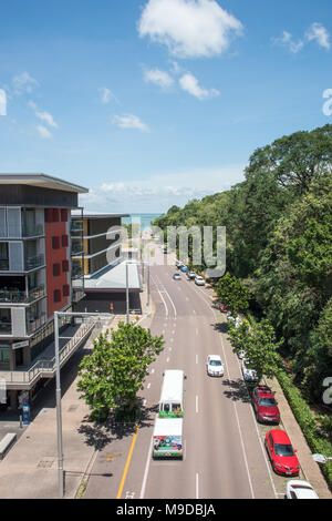 Darwin, Northern Territory, Australia-March 18,2018: Erhöhte Blick über Kitchener Drive, Architektur und die Timor Sea View in Darwin, Australien Stockfoto