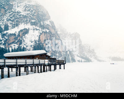 Pragser See eingebettet in den Schnee. Magische Ecke der Dolomiten, Bozen, Italien Stockfoto