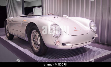 STUTTGART, DEUTSCHLAND - 7. APRIL 2017: Silber 1955 Porsche 550 Spyder 'James Dean' im Porsche Museum Stockfoto