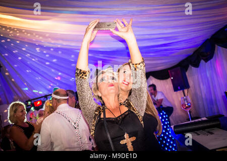 Mädchen nehmen selfie bei Party Stockfoto