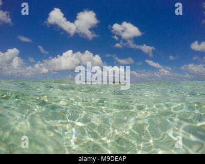 Klare Meer Wasser Oberfläche und blauer Himmel - türkis, blau Stockfoto