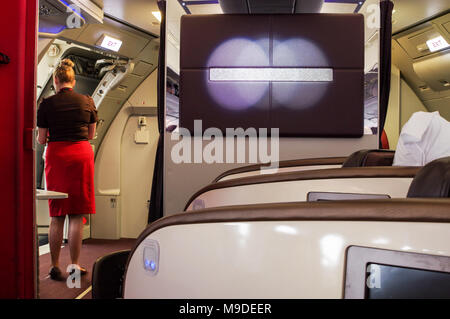 Mannschaft die Vorbereitung auf die Aufbringung der oberen Kabine an einem Airbus A340 in London Heathrow Airport Stockfoto