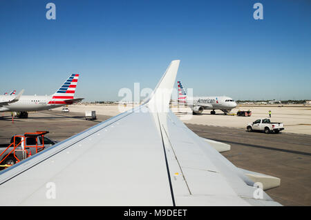 Ansicht aus einer American Airlines Flugzeuge Vorbereitung zur Abreise in Miami Airport, Florida Stockfoto
